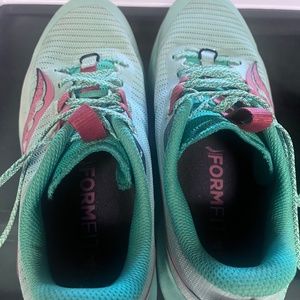 Saucony Peregrine 13  trail running shoes